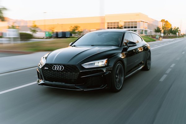 How Does UK Women's Fashion Influences Global Trends?